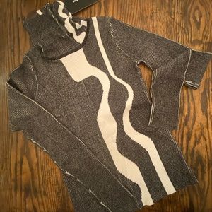 Ribbed black and white turtle neck